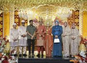 Mualem Hadiri Resepsi Pernikahan Putra Kajati Aceh di Aceh Besar