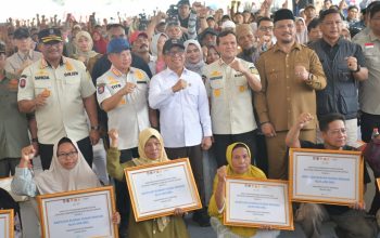 Wagub Aceh bersama Menko PMK dan Mendagri Serahkan Bantuan Rumah Rusak Korban Bencana di Aceh Tamiang