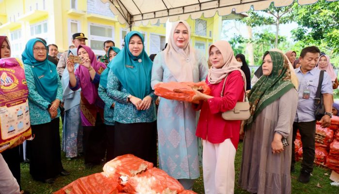 Ketua TP PKK Aceh Besar Apresiasi Pemprov Gelar Pasar Murah di Peukan Bada