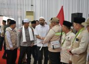 Mualem Lepas Kloter Perdana Calon Jemaah Haji Aceh, Ingatkan Bersihkan Hati dan Jaga Kesehatan