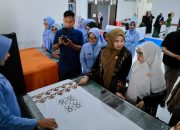 Ketua Dekranasda Aceh Besar Kenalkan Ragam Kreasi UMKM Lokal kepada Ketua PIA Ardhya Garini Lanud SIM