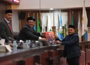 Sekda Aceh Hadiri Paripurna Persetujuan Tiga Raqan Inisiatif DPRA
