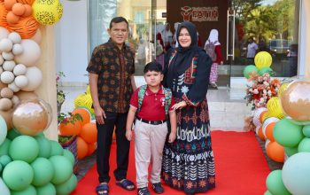 Hari Pertama Sekolah, Fadhlullah Antar Putra dan Dukung Gerakan Ayah Mengantar Anak