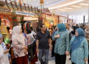 Pastikan Produk Kerajinan Diminati Pengunjung, Ketua Dekranasda Aceh Tinjau Stand Aceh di HUT Dekranas ke-46