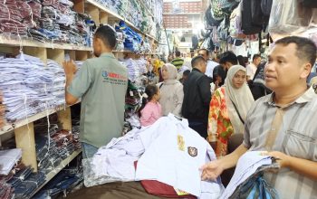 Menjelang Tahun Ajaran Baru, Warga Berbondong-bondong Membeli Seragam Sekolah
