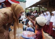 Kak Na Sapa Warga Uning Mas di Huntara Blang Rakal