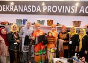 Ketua Harian Dekranas Beri Semangat “Aceh Bangkit” Saat Kunjungi Stand Dekranasda Aceh