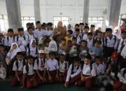 Kak Na Berbagi Seragam di Sekolah Darurat Pantan Nangka