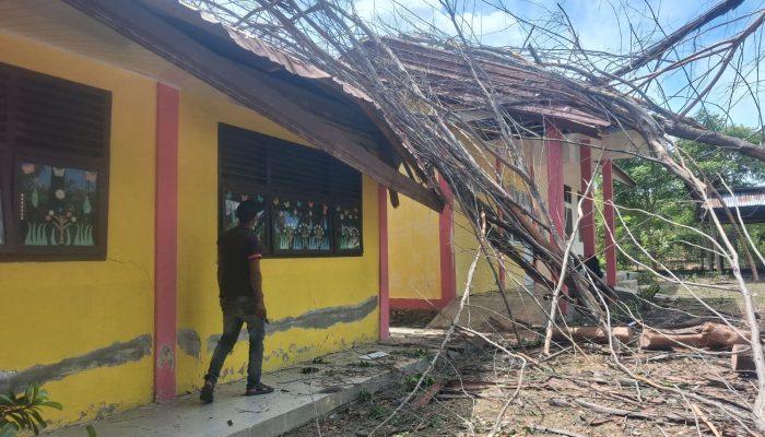 Angin Kencang Rusak Atap SD Trandspot Leungah di Aceh Besar