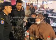 Satpol PP-WH Banda Aceh Amankan Pria Berpakaian Wanita dari Warkop Jaya Baru