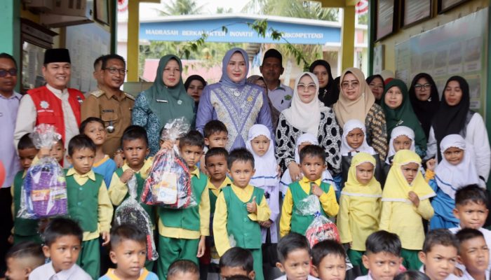 Kak Na Berbagi Es Krim, Hadirkan Senyum untuk Siswa Tangguh Bireuen