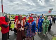 Tiba di Bumi Ate Fulawan, Kak Na Serahkan Bufferstok Senilai Rp2.2 Miliar